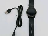 un gros plan d'une montre à laquelle est relié un câble