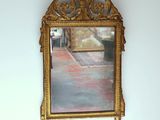 un miroir accroché au mur d'une pièce