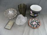 un grand nombre d'objets en verre posés sur une table
