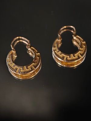 deux paires de boucles d'oreilles en or ornées de chiffres romains