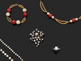 une collection de bijoux comprenant un collier, un bracelet et une broche