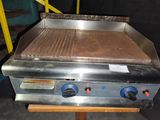 un barbecue posé sur une table en bois