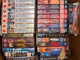 un grand nombre de dvd dans une boîte posée sur le sol