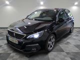 la voiture noire est garée sur un sol en damier dans le garage