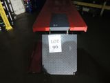 beaucoup de bagages posés sur une table dans un entrepôt