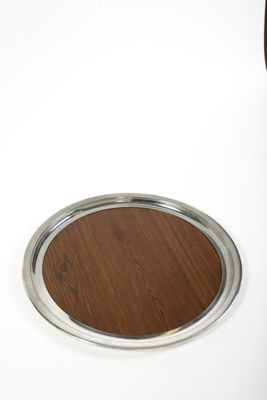 une table en bois sur laquelle est posé un plateau en métal