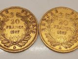 deux pièces d'or, dont l'une a été nettoyée et l'autre a été nettoyée