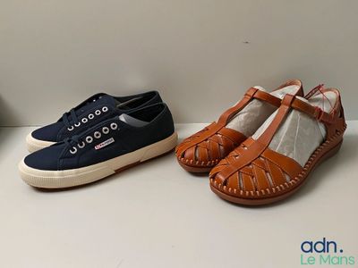 trois paires de chaussures sont alignées sur une surface blanche