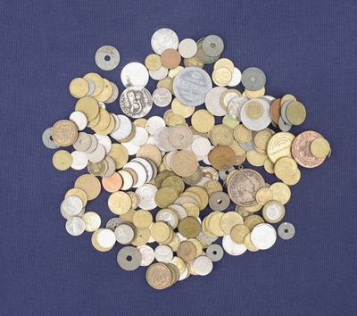 un tas de pièces de monnaie sur une surface bleue