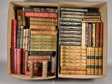 une boîte remplie de vieux livres posée sur une table