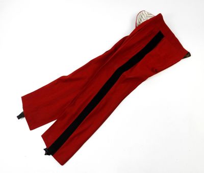 une image représentant un pantalon rouge à rayures noires