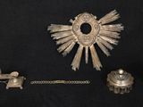 de nombreux objets en argent posés sur une table noire
