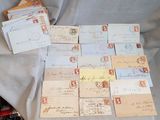 de nombreuses vieilles lettres et enveloppes disposées sur une table