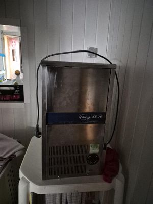 une petite machine à glaces posée sur une table dans une pièce