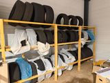 beaucoup de pneus sur les étagères du garage