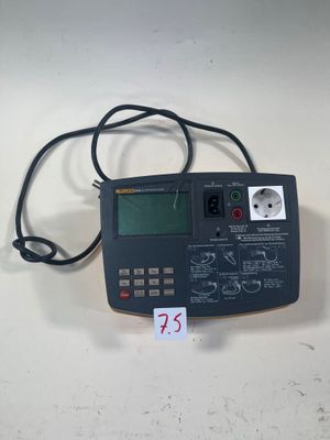 un gros plan d'une calculatrice posée sur une table, avec une étiquette de prix