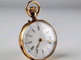 une montre de poche en or avec des chiffres romains sur le cadran