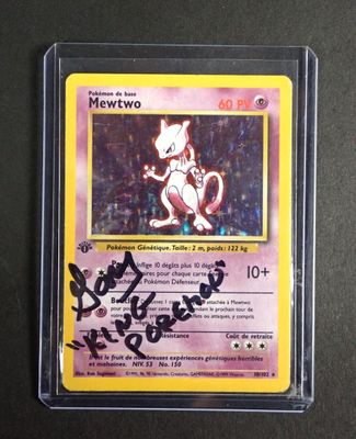 une photo d'une carte Pokémon signée par quelqu'un