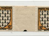 deux timbres représentant des armoiries, sur un fond blanc