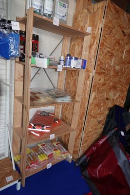 une pièce dans laquelle se trouve une étagère sur laquelle sont posés divers objets