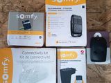 trois boîtes de kits de connectivité Sony posées sur une surface en bois