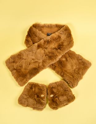 une photo d'une étole en fourrure marron et de mitaines