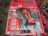 une boîte à outils rouge avec des outils sur une table