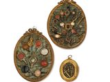 trois bijoux posés sur une surface blanche, sur fond blanc