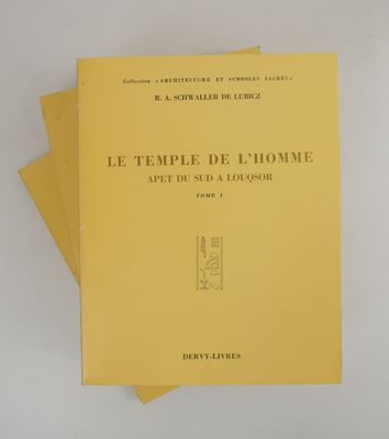 trois livres jaunes empilés les uns sur les autres sur une table
