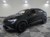 un 4x4 noir garé dans un garage au sol en damier