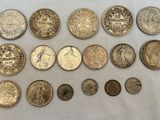 gros plan d'un paquet de pièces de monnaie posé sur une table
