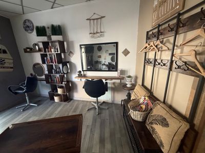 une image d'une pièce avec un bureau et une chaise