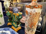 de nombreux vases et assiettes exposés dans une vitrine