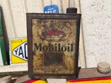 a picture of a small model of a mailbox