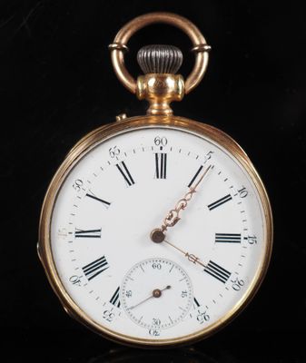montre de poche avec des chiffres romains sur le cadran et des chiffres romains sur la face