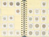 un livre dans lequel se trouve un tas de pièces de monnaie