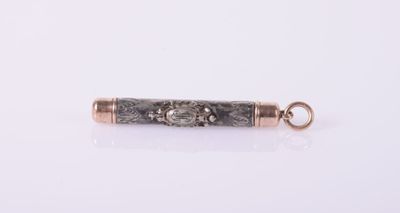 Porte-mine pendentif en métal monogrammé et marqué "2 juin 1…