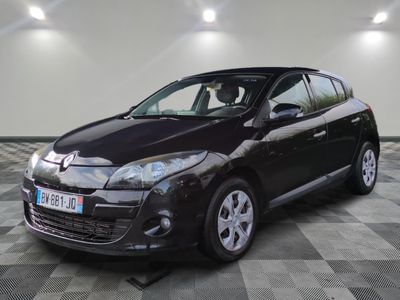 la photo d'une voiture noire garée dans un garage