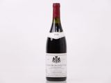 gros plan d'une bouteille de vin sur une surface blanche