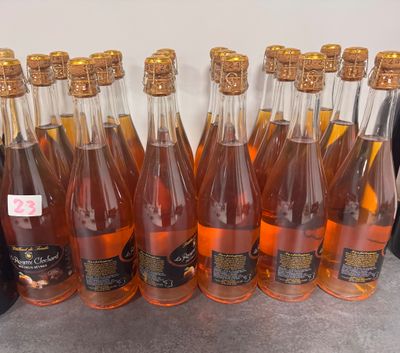 plusieurs bouteilles de vin sont alignées sur une table