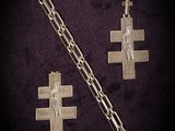 deux croix en argent et une chaîne sur fond violet