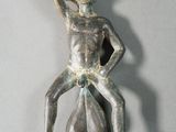statue d'un homme tenant un sac de sable sur une surface grise