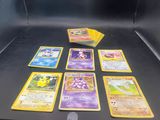beaucoup de cartes pokemon sur la table