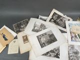 beaucoup de vieilles photos sur la table ensemble