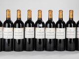 six bouteilles de vin rouge alignées