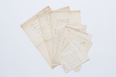 plusieurs vieilles lettres sont empilées sur une surface blanche