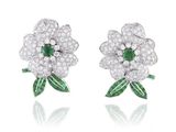 une paire de boucles d'oreilles en forme de fleur, ornées de diamants et d'émeraudes