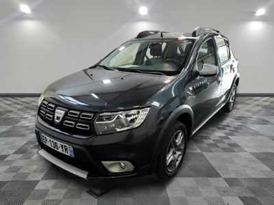 une photo d'une Dacia noire garée dans une pièce