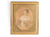 une vieille photo d'une femme en robe blanche dans un cadre doré