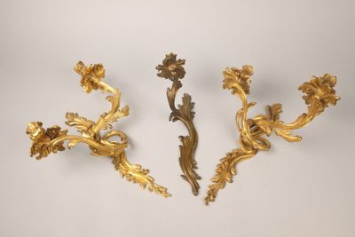 Deux appliques en bronze doré à feuillage à deux lumières de…